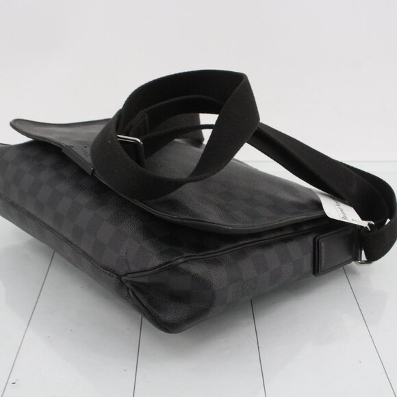 Louis Vuitton Damier Graphite Messenger Shoulder Bag - Picture 5 of 9